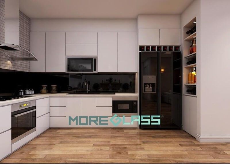 Bố trí mẫu kính ốp bếp màu đen cổ điển, sang trọng cho nhà bếp chung cư, nhà ở, biệt thự.