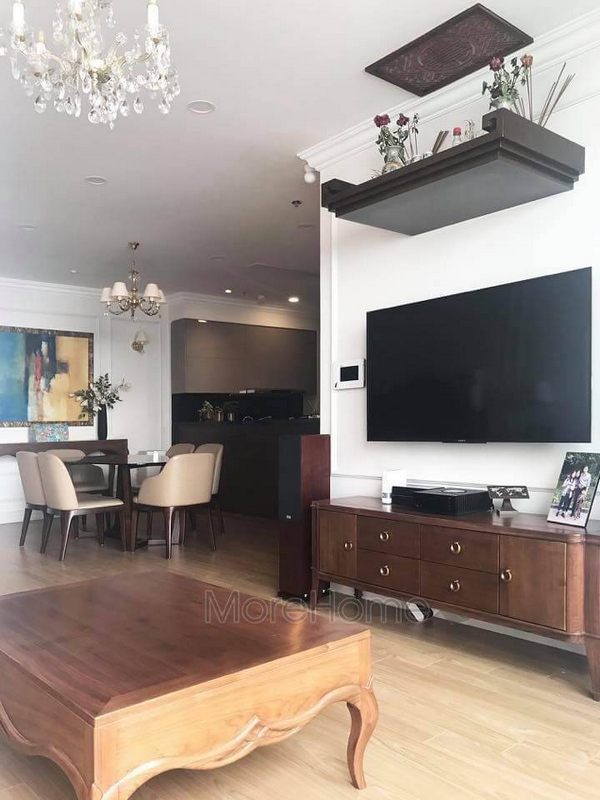 Hình ảnh của sản phẩm bàn trà phòng khách được thi công thực tế tại chung cư Vinhomes Gardenia Mỹ Đình Hà Nội bằng gỗ óc chó nhập khẩu đẹp và cao cấp.